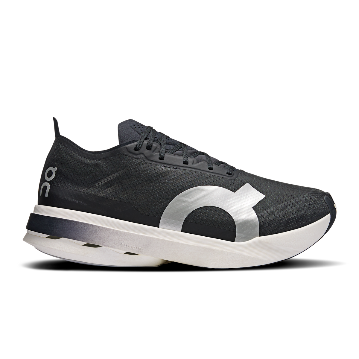 On Running Cloudboom Strike - Black / White